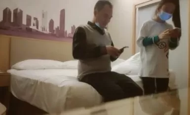 問柳探花深夜馬尾外圍小少婦，翹起屁股舔屌深喉，上位騎乘主動套弄