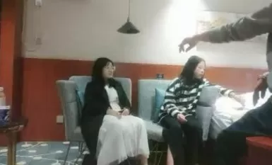 Xiaoxia Xunhua mempunyai hubungan sulit dengan dua gadis di luarnya. Gadis muda dengan payudara besar dan tatu di belakang dan lengannya berlutut dan mendapat blowjob dalam.