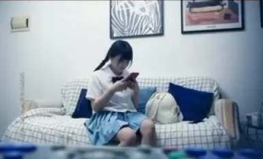 JK裝麻花辮童顏大奶兼職外圍嫩妹，展示一字馬沙發上操，撩起裙子揉穴舌吻