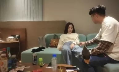 Anh Jia Qian, Anh Jia Qian, có một cuộc hẹn trực tuyến với một cô gái trẻ quyến rũ, cô ấy đi kèm với đôi tất đen hở hang của riêng mình và có đôi chân đẹp đỉnh cao và quan hệ tình dục bằng miệng.