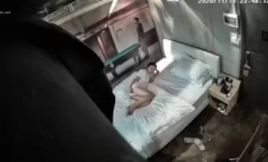 Isang hotel ang lihim na kinunan ng video ang isang mag-asawang nagtatalik sa isang silid ng hotel na nakahiga sa kama habang hinihintay ang kanyang kasintahan na makipagtalik.