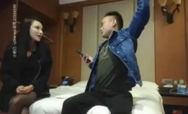 難得本人和照片一樣漂亮的黑絲美腿真品尤物，小哥要打砲把黑絲脫了真可惜啊