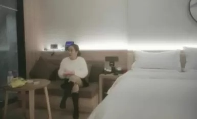 91 Laohan Xunhua Passionate 3P Sexy Mature Woman, pagkatapos maligo, dalawang ari ng lalaki ang sabay-sabay na dinilaan, ang isa ay tumagos mula sa gilid at ang isa ay ipinasok