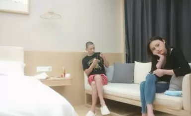 利仔尋花深夜場牛仔褲大奶外圍妹，換上網襪對著鏡頭按頭深喉