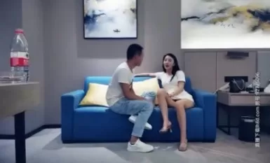 The guy online dating high-end peripheral beauty, top face value superb legs, kneeling to lick and get nipples