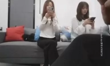 大叔花5000大洋约两女技师双飞，双女一起翘起屁股，隔内裤揉穴磨蹭