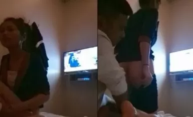 足療店搞女技師，丸子頭小姐姐，摸摸搞搞要拔褲子，足交打飛機