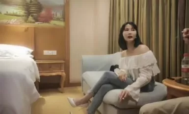 Little horse, looking for flowers long legs jeans beautiful girl, like to wear clothes to flirt, lift the legs close-up kneading hole