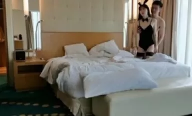 【最新 性爱泄密】屌丝眼镜哥高价约战长腿黑丝COS兔女郎顶级嫩模