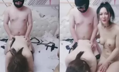 Ang pagkakaroon ng madamdaming threesome sa aking matalik na kaibigan, ang mature na babae na may magandang hitsura ay nagpakita ng kanyang kasarian, nagbigay ng blowjob sa malaking titi at hiniling sa kuya na itali ang kanyang mga suso, makipaglaro sa ka