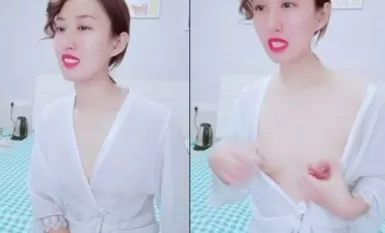 無毛良家深夜勾搭大哥激情啪啪，全程露臉大哥好急啊，掰開騷穴就舔69口交大雞巴