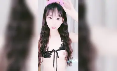 【水鉄砲噴射】とってもセクシーで可愛い！スタイル抜群の美人女子高生！情熱的な裸ダンス_小道具を使ったオナニー（11）