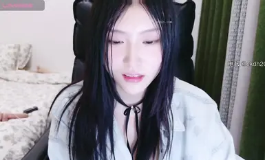 Stripchat 新女神降临Rainybaby首次门票大秀全裸自慰绝美(1)