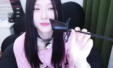 스트립챗 신인 여신 레이니베이비, 누드 자위쇼 데뷔 (28)