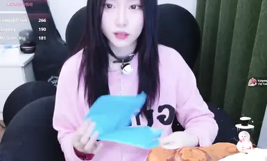 스트립챗 신인 여신 레이니베이비, 누드 자위쇼 데뷔 (28)