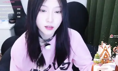 스트립챗 신인 여신 레이니베이비, 누드 자위쇼 데뷔 (28)