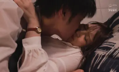 IPX-836 出差途中遭遇破纪录降雨，突然与处女下属同房……被她湿润的身体所刺激，对她进行攻击，并进行了八次湿透、持续不断的性爱，直到黎明 美咲奈々美