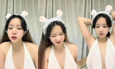 White tube top evening dress, miniskirt, very ecstatic, big white ass is exposed, plump big tits, a thin line of hair is exposed on the side, and the props are inserted into the pink hole