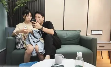 青春美女80多斤，让人动容，纤细美腿高清拍摄超近视角，骑乘抽插站立后入