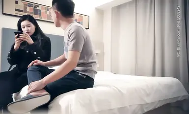 검은 옷을 입은 아름다운 소녀가 섹스를 하고, 먼저 채팅을 하고, 검은 실크를 입고, 그녀의 퍼시를 벌리고, 그녀의 퍼시를 만지고, 옆으로 밀어 넣고, 그녀를 들어올리고 세게 섹스를 했습니다.