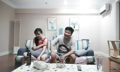 Orang tua itu membuat temu janji dengan seorang adik perempuan yang manis. Selepas berbual, dia mengusap payudaranya dan menidurinya di atas sofa untuk seketika. Kemudian dia menunggangnya di dalam bilik tidur dan memegang pinggangnya dari belakang dan me