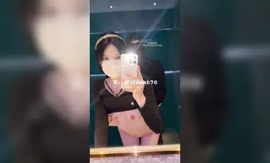 [紫蛋_zidan670] 4_15 "Sex KTV" KTV bình dân trở thành chiến trường tình dục. Anh trai tôi tàn nhẫn xâm nhập vào tôi từ phía sau. Tôi vui mừng đến nỗi thực sự sợ rằng người phục vụ sẽ đột nhiên bước vào.