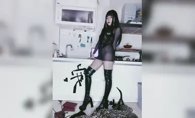 安女王 特地換上一套女王裝束3分鍾