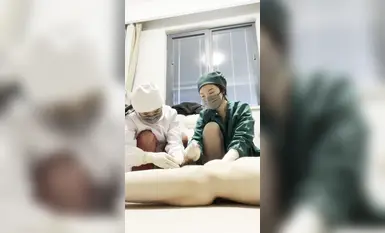 Doctors and nurses professionally extract sperm, footjob, cock-sucking, professional uniforms, various contrasting stockings, silk feet, sperm extraction (1)