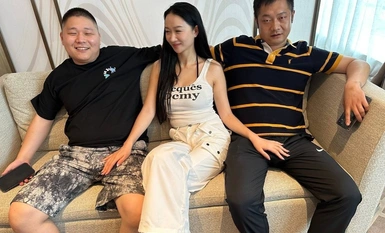 แอร์โฮสเตสที่ดีที่สุดจะถูกคลุมด้วยชายร่างใหญ่ซึ่งได้รับการฝึกฝนและเล่นด้วยวิธีการต่างๆ รูผีเสื้อสีชมพูถูกเปิดออกในระยะใกล้ อุปกรณ์ประกอบฉากถูกสอดเข้าไปในร่างกายส่วนล่างอย่างรวดเร็ว และเธอก็ครางอยู่ตลอดเวลา (1)