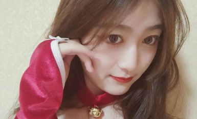 Isang batang babae mula sa isang kolehiyo ang nanloko sa kanyang long-distance boyfriend sa loob ng ilang taon. Siya ay pribadong sinanay at binastos ng mayamang pangalawang henerasyong lalaki. Pagkatapos, siya ay itinapon ng taong pera at nakipaghiwalay