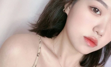 颜值挺白嫩的短发女大学生，短发妹操起来还是有感觉，人前是清纯甜妹，在床上是吃鸡小能手