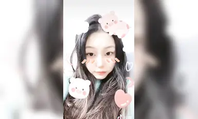 남들 앞에서는 엄청 순수하고, 몸매는 좀 통통한 여대생이 장거리 남자친구에게 온라인에서 몰래 촬영당하고, 퍼시를 벌려 여러가지로 만지는 장면