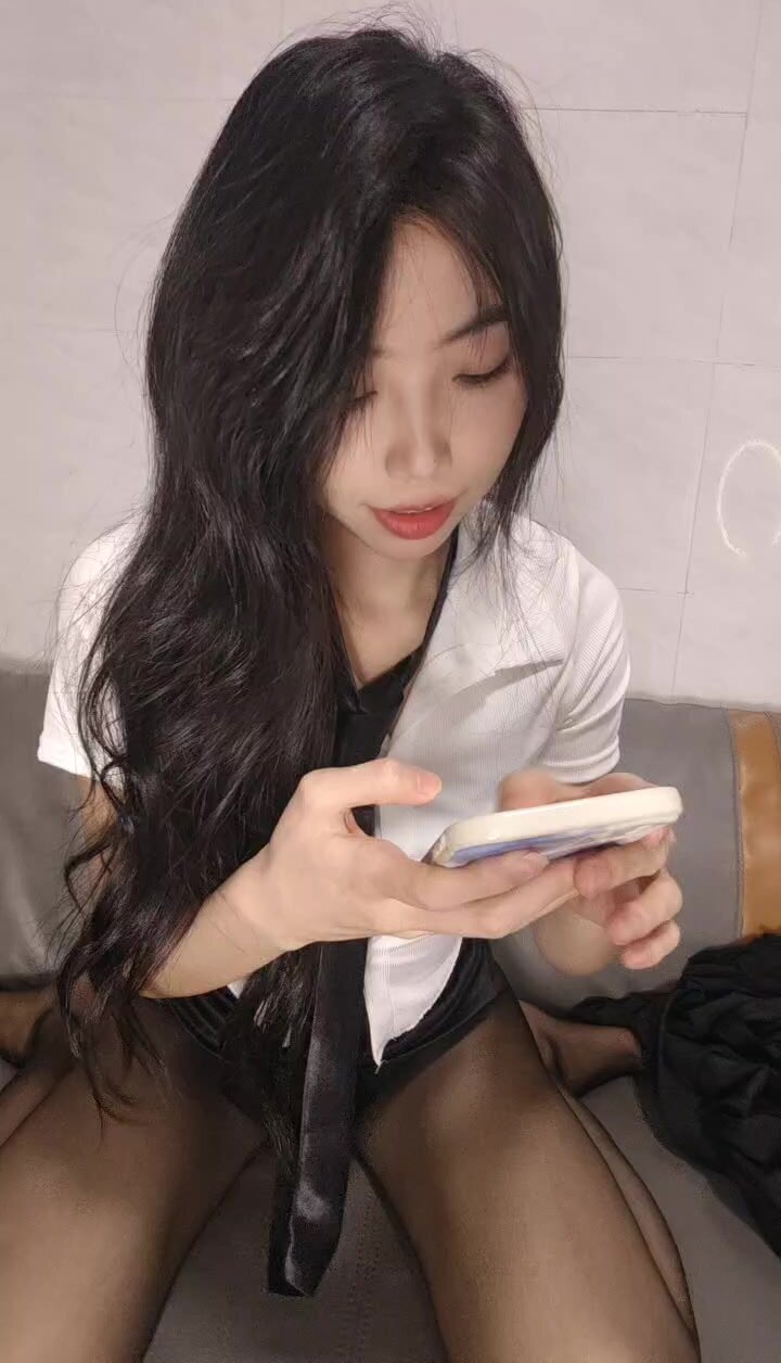 Hana'sThe model'sHer invitationbeckoningwelcome to herthethis worldrealmdomain of desirelustpassion