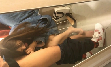 เท้าหยกไหมสีดำตัดกับนักศึกษาสาว นักศึกษาสาว ห้องลองเสื้อผ้าในห้างสรรพสินค้า ยืนเป่าเท้า ถ่ายแบบส่วนตัว อนาจาร (2)