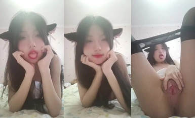 Super contrast little loli. Masturbating quietly at home. No matter what kind of woman, wearing black stockings, she is very sexy (2)