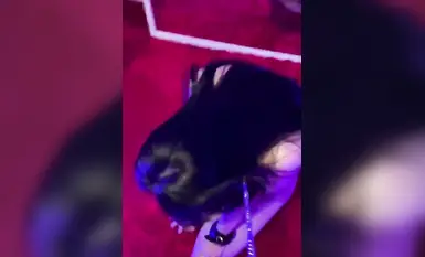 Lumuhod sa lupa ang asong babae at sinampal ng kanyang ama