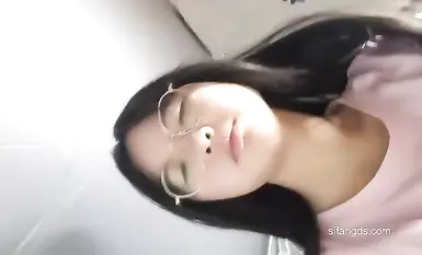 2025年新流，PUA大神【网调加约炮】专业线上线下忽悠套路玩弄学生妹，反差眼镜妹宿舍销魂自慰(2)