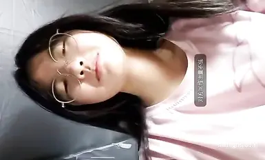 2025年新流，PUA大神【网调加约炮】专业线上线下忽悠套路玩弄学生妹，反差眼镜妹宿舍销魂自慰(2)