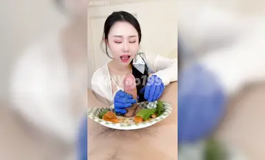 [Xi Mengyao] "Wasabi Cock Sashimi + Semen Sushi" Salmon sashimi is paired with a delicious cock, evenly smeared with mustard, making the cock feel great! Then push the mustard into the horse's eye, and the semen that comes out at the end is all light green mustard semen that has been marinated!