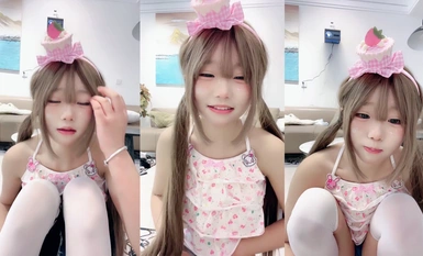 2005 jagung loli kecil comel mm pertunjukan langsung stoking kaki, melancap semburan faraj merah jambu (9)