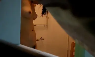 เสี่ยงแอบถ่ายลูกพี่ลูกน้องอาบน้ำ