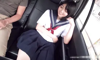 fc2-ppv-4723774 {4} 我刚刚在车里与一位美术学院的女生开始约会，她为我口交！