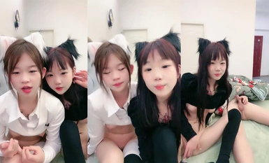 两个精神小妹一起直播男主躺床上让干(1)