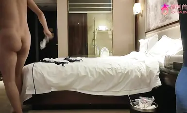 今日は、仕事を始めたばかりの女の子と予約を取りました。彼女はこの業界での経験があまりありません。彼女は自分の制服を持ってきて、私が様々な姿勢を指導するのを見守っていました。