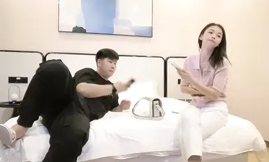 小宝寻花长相甜美白裤大奶外围妹，镜头特写深喉口交，扶着小腰后入抽插猛操，骑乘打桩操的妹子受不了