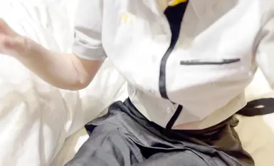 在麦当劳工作的十几岁女朋友，手动帮她达到高潮，然后内射结束。