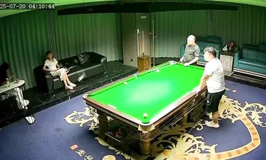 7月28最新吃瓜完整版台球厅打台球，看上白色连衣裙助教，然后给了500，就在台球厅里的包厢里干起来了，妹子竟叫出了声。