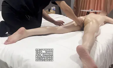 2025_7_31, Sulung asal Lelaki Urut, juruteknik lelaki datang ke pintu untuk mengurut, merakam secara rahsia wanita muda itu di Pejabat Jualan Vanke melakukan spa minyak pati, 172 kaki panjang dan susuk tubuh sempurna, muka bujur dan penampilan selebriti,