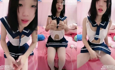 大学生福利姬主播平时在学校里装乖巧，跑到附近小宾馆就脱光衣服，颜值身材超棒的小妹妹故意把那对巨乳往前挺(4)