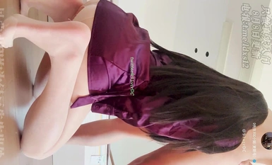 D先生与C小姐8月8日最新紫色长衫加上肉丝丝袜，把她翻过来对着骚穴进入，猛猛的爆插。